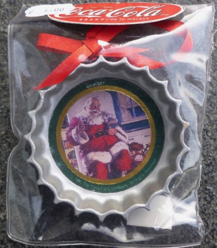 4536-1 € 4,00 coca cola ornament kerstman bij koelkast